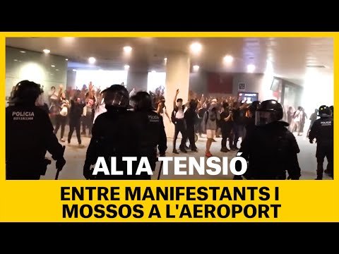 Alta tensió entre manifestant i mossos a l'aeroport