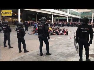 Mossos aïllen manifestants a l'aeroport