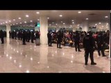 Els manifestants ocupen l'interior de l'aeroport del Prat