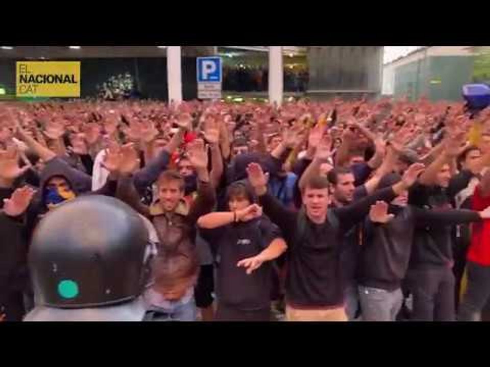 Crits a l'aeroport "els carrers seran sempre nostres!"