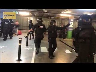 Mossos corren cap a manifestants al pàrquing de l'aeroport