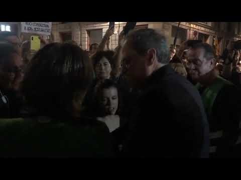 Torra saluda els manifestants de la plaça Sant Jaume entre crits de president