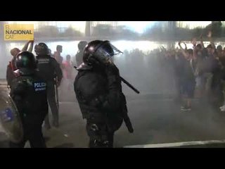 Policia Nacional tracta de contenir els manifestants a l'aeroport