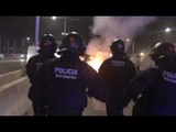 Els Mossos avancen i neutralitzen la barricada amb foc a l'entrada de l'aeroport del Prat