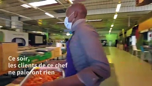 Réfugié en France depuis 10 ans, Harouna Sow cuisine pour aider les étudiants précaires