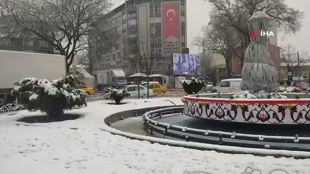 Kütahya'da aralıklarla yağan kar, il merkezini beyaza bürüdü