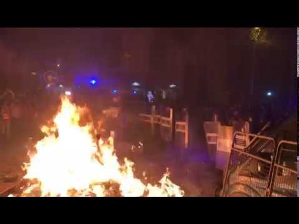 Barricada amb foc davant la delegació del govern espanyol