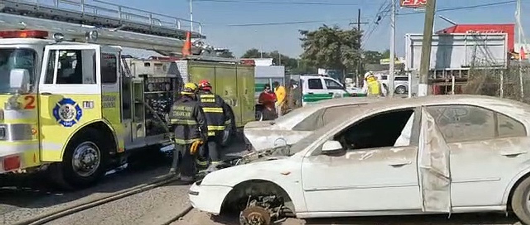 Se incendian 8 vehículos en yonke de Culiacán