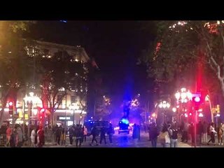 Els Mossos intenten dispersar la concentració mentre segueixen cremant barricades