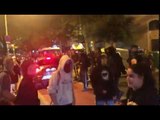 Els manifestants deixen passar un cotxe que els mostra suport amb el clàxon a Barcelona