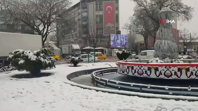Kütahya'da Aralıklarla Yağan Kar, İl Merkezini Beyaza Bürüdü