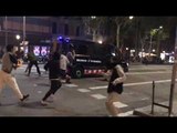 Manifestants ataquen un furgó dels Mossos al passeig de Gràcia