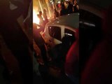 Manifestants aixequen un cotxe a pes per evitar que es cremi