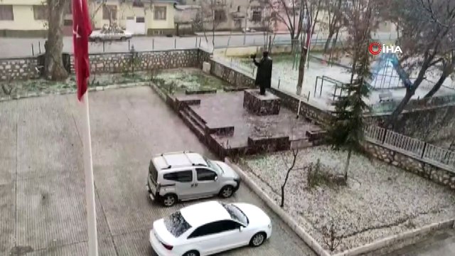 Fındık büyüklüğünde dolu yağdı, ilçe beyaza büründü