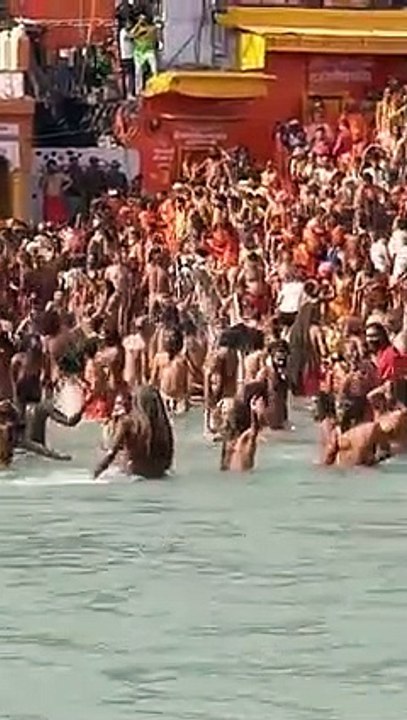 People Enjoying ..Taking Bath In Ganga Haridwar /Shivratri Par Oomree Shradhaluwo ki Bheed / Ganga Snaan Krne Pahuchey Sabhi Shradhalu Jan/ Taking Bath In Holy Ganga In Haridwar / Naga Sadhu Enjoying Bath In Haridwar