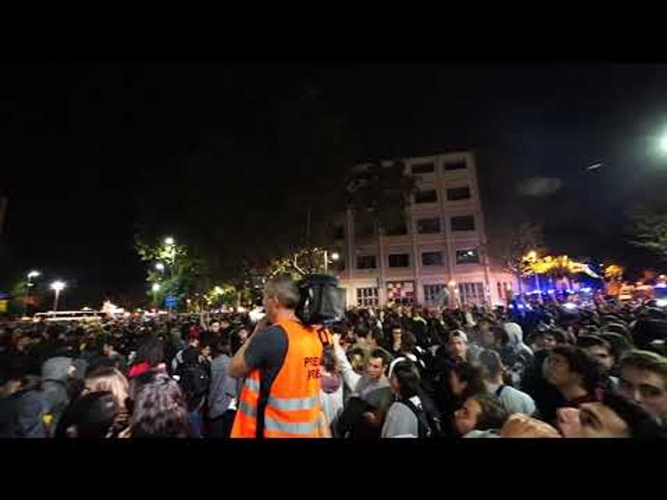 Xiulen l’helicòpter de la Policia Nacional davant del Departament d’Interior