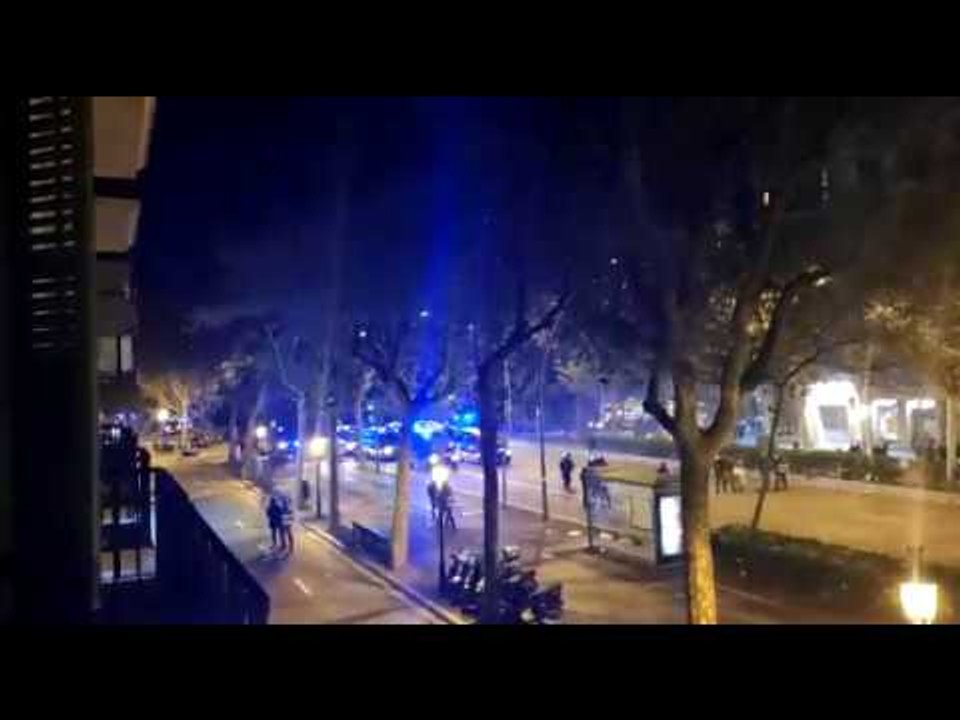 Enfrontaments entre Mossos i manifestants a la Gran Via de Barcelona