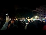 Els CDR canten 'Els Segadors' a la plaça Tetuan durant la tercera nit d'incidents