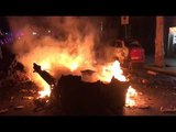 Cotxes cremant al centre de Barcelona durant la tercera nit d'incidents