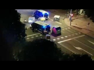 Furgoneta dels Mossos d'Esquadra atropella un noi contra el contenidor de brossa