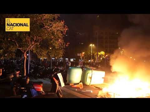 Llançament d’objectes contra la linia policial a Passeig de Sant Joan