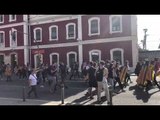 Estudiants fan una marxa per la N-II a Mataró