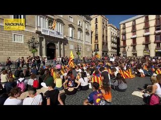 La manifestació estudiantil arriba a la Plaça Sant Jaume
