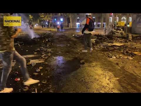Així ha quedat la Plaça d’Urquinaona després dels greus aldarulls d’aquesta nit