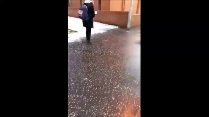 Elle désinfecte l'air avec du gel hydroalcoolique pendant quelle marche dans la rue !