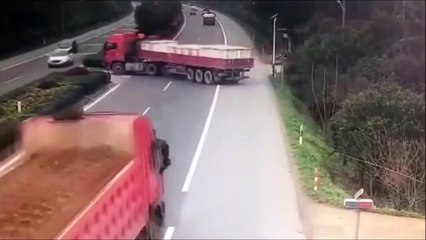 Descargar video: Un chauffeur de camion un peu trop pressé de doubler