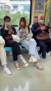 Ce papy a mal branché ses écouteurs dans le métro ! Grosse honte
