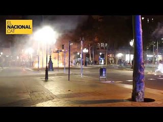 Llançament de coets contra la linia policial al passeig de Gràcia