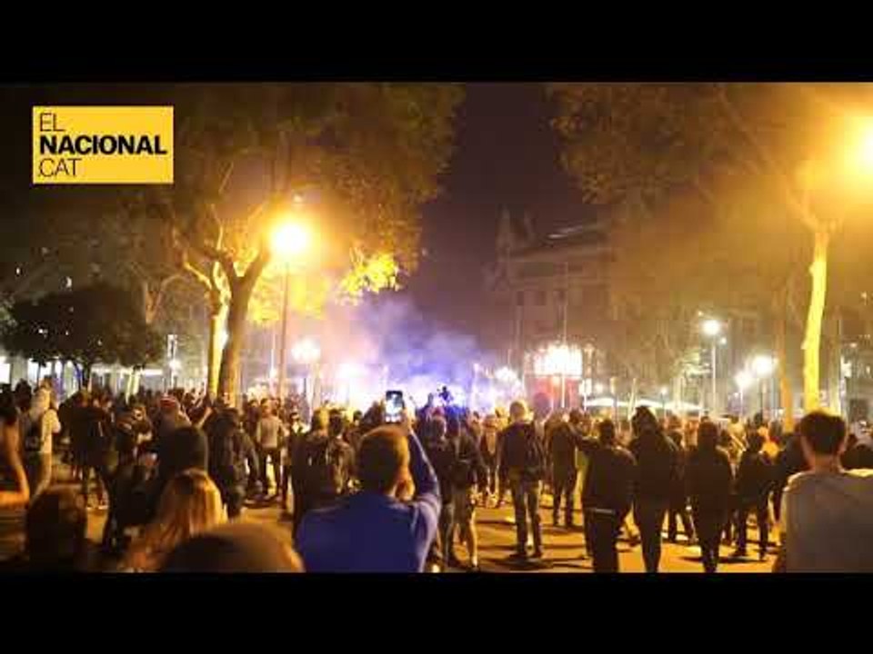 "Els carrers seran sempre nostres", criden els manifestants en els aldarulls al passeig de Gràcia