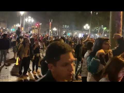 Els manifestants segueixen protestant al carrer València