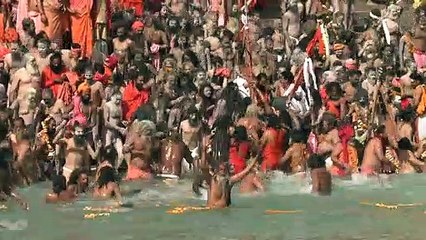 مئات آلاف الهنود نزلوا في مياه نهر الغانج لمناسبة عيد هندوسي