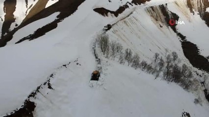Mart ayında 4 metreyi bulan karlı yolda çalışma