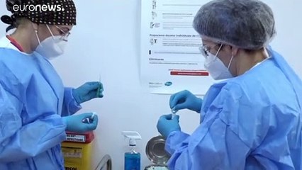 فضيحة "تمييز" في عملية التلقيح ضدّ كوفيد-19 تهز رومانيا