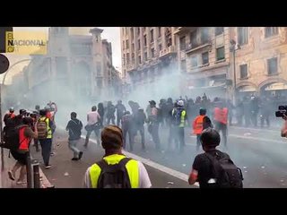 Càrrega a Via Laietana i pots de fum