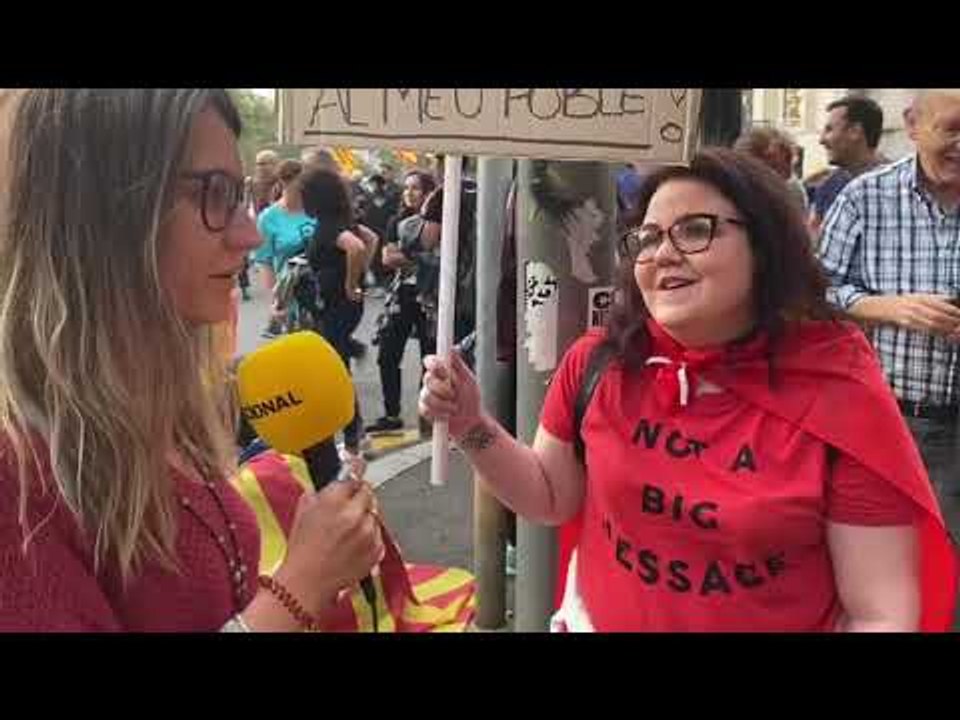 Parlem amb dues noies que vestien la rojigualda...
