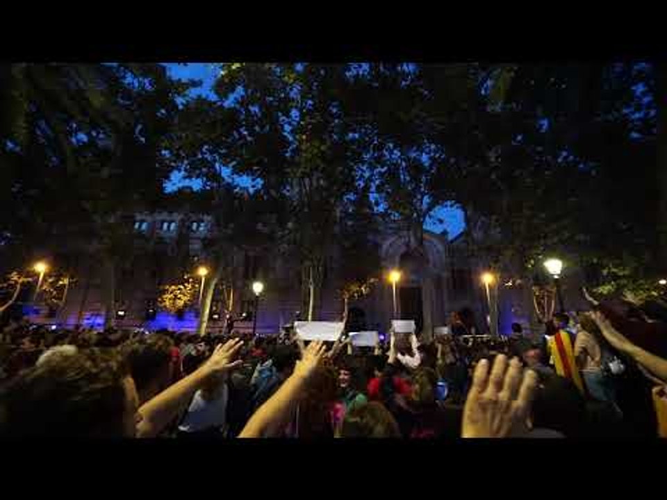 Centenars de persones segueixen davant dels TSJC