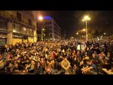 Manifestants continuen asseguts davant el cordó del CNP a Plaça Urquinaona