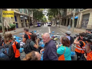 Llançament de brossa contra el cordó policial de la Delegació del Govern