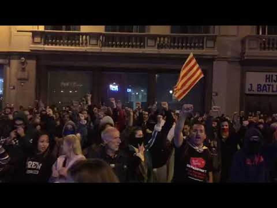 Els manifestants canten Els Segadors davant la Prefectura