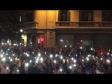 Manifestants canten Els Segadors davant la Prefectura amb llanternes