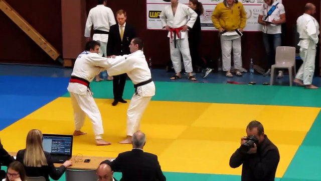 Ippon du jour !! yoko-tomoe-nage réalisé par Philippe lors de challenge vétérans à Avion
