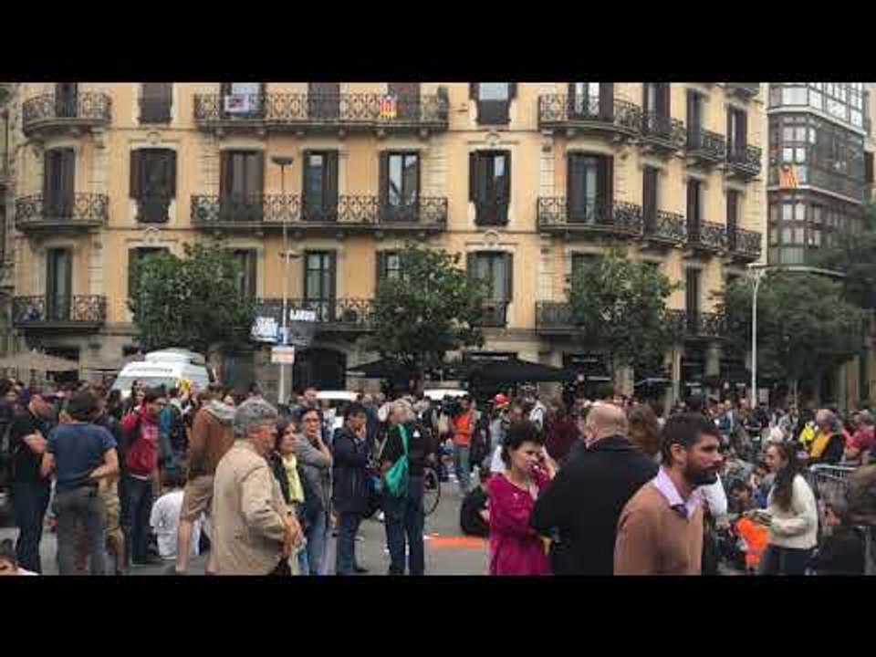 Centenars de persones continuen concentrades davant la Delegació del Govern demanant diàleg