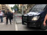 Furgons de la Policia Nacional surten de Via Laietana i comencen a patrullar