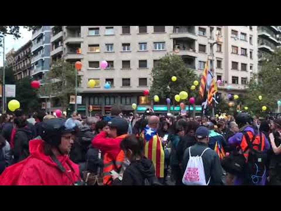 Els CDR llancen globus de colors a la concentració davant d'Interior