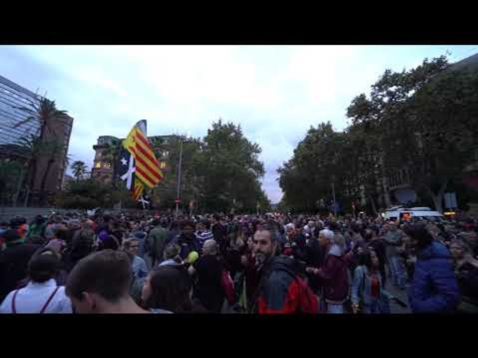 Inici de la manifestació amb globus davant la conselleria d'Interior
