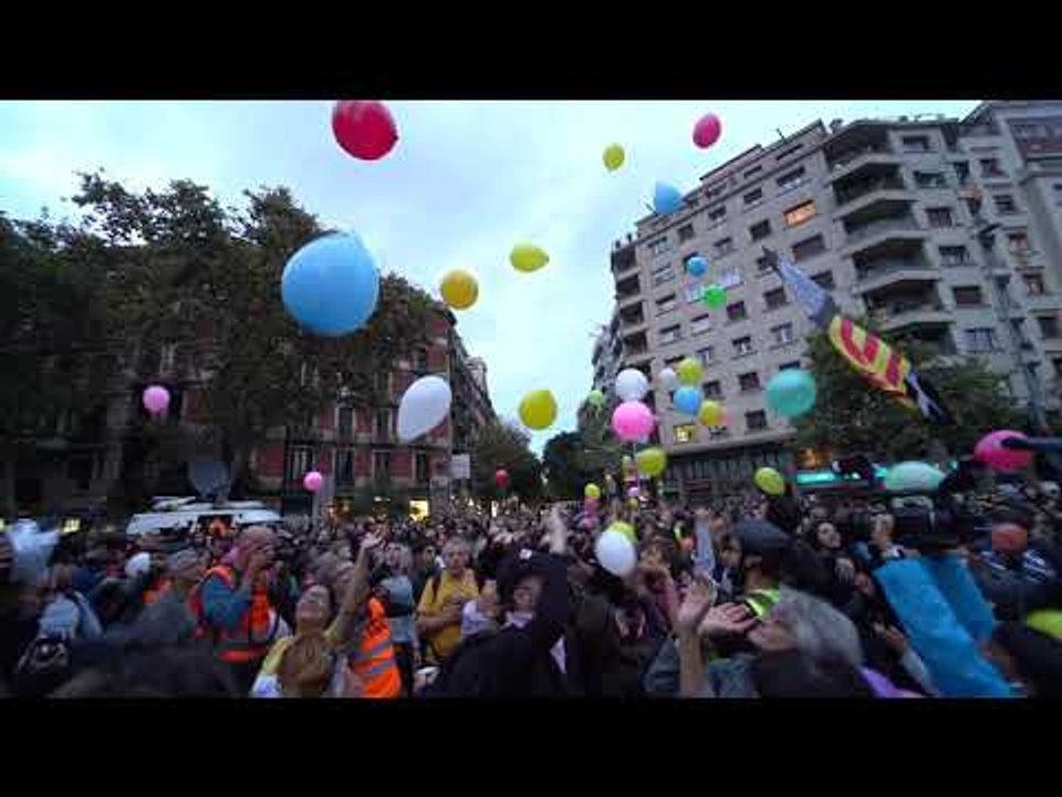 Llançament de globus davant el departament d’Interior